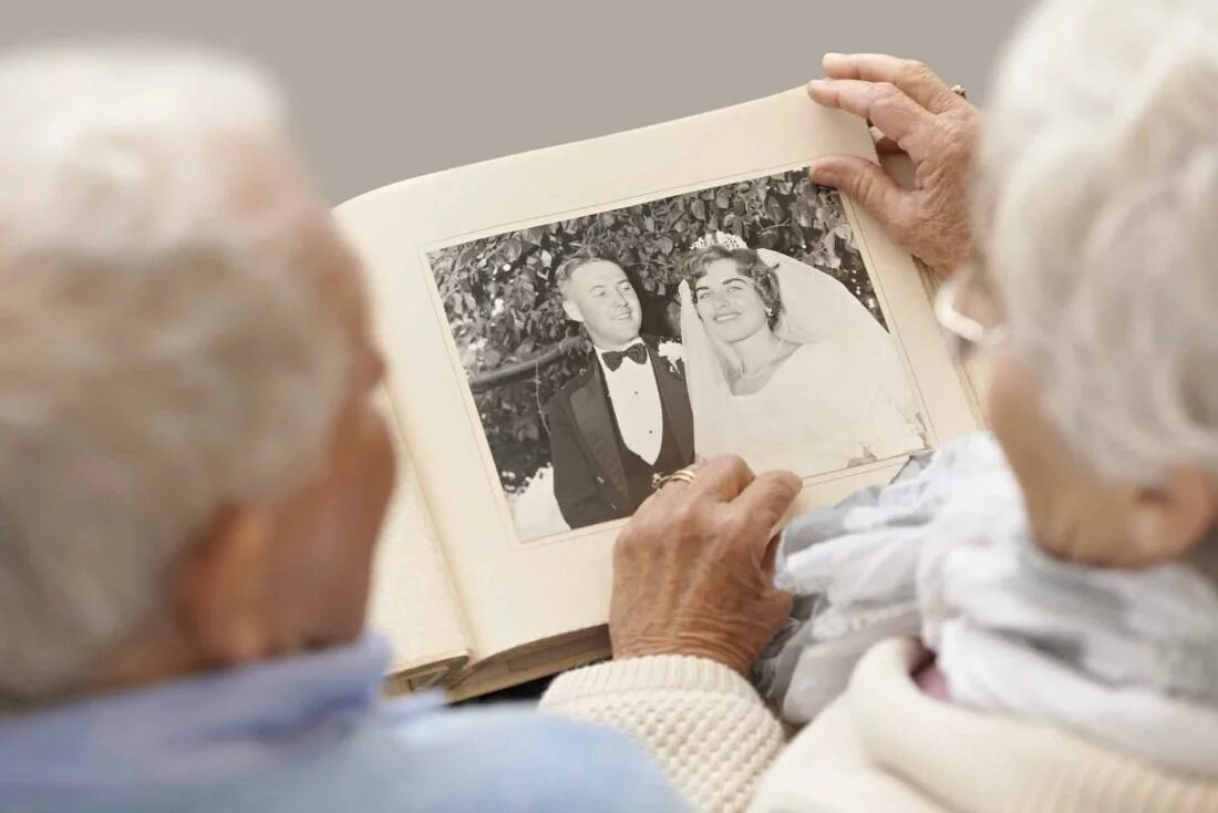 Человек с деменцией. Картинки людей с деменцией. Картины человека с Альцгеймером. Деменция интересные картинки.