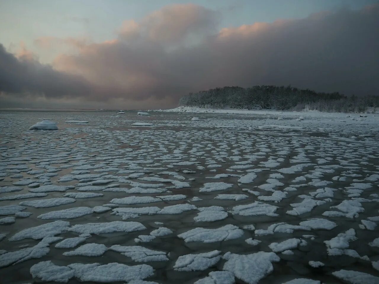 Замерзают ли озера. Белое море зимой. Белое море архипелаг. Белое море зимой фото. Онежский залив.