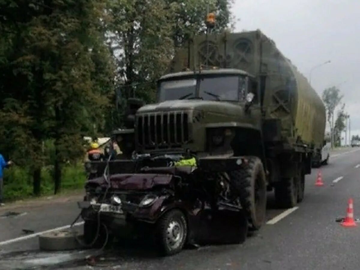 Переезжает уральские. Военный Урал переехал легковушку. ДТП С участием военной техники. Колонна военных Уралов.