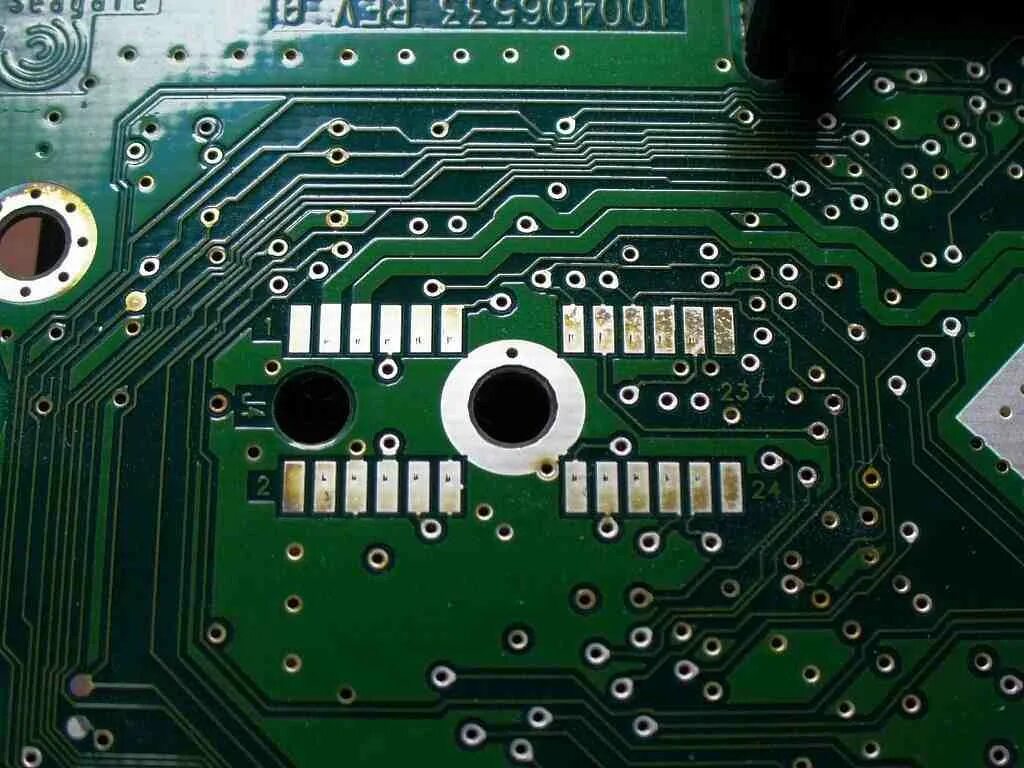 Греется жесткий диск. Окисленные контакты жесткого диска. окислены контакты на плате жесткого диска. окисление платы жесткого диска. окислилась плата на жестком диске.
