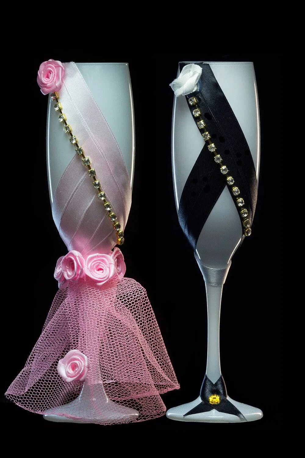 Украсить бокалы на свадьбу. Оформление фужеров. Бокалы на свадьбу. Фужеры для жениха и невесты. Оформление фужеров.