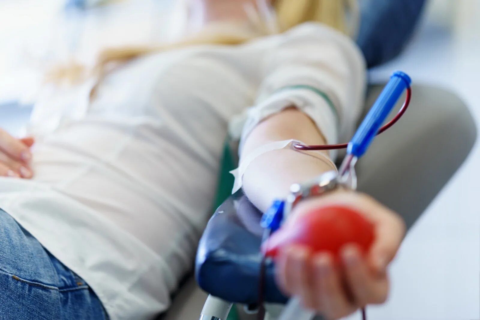 Заболевания доноров крови. Blood donor, Blood donation. Переливание крови больному. Система для переливания крови.
