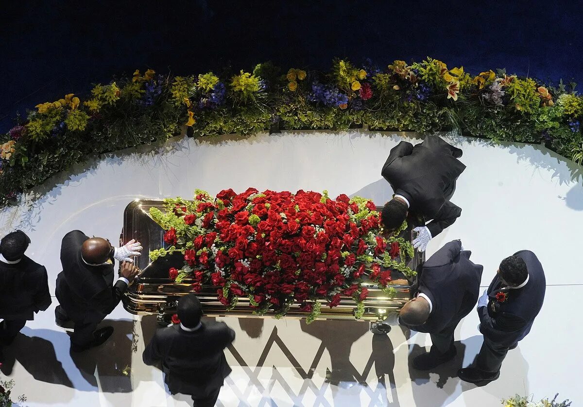 Оригинальное прощание. Michael Jackson похороны гроб. Гроб Майкла Джексона гроб. Могила Майкла Джексона.