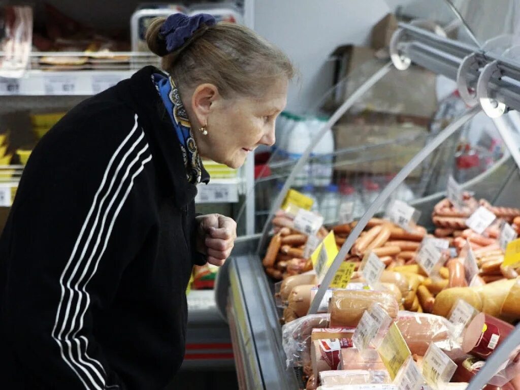 Бабка в магазине. Пенсионеры в магазине. Бабка с продуктами. Старик на рынке. Бабушка в магазине продуктов.