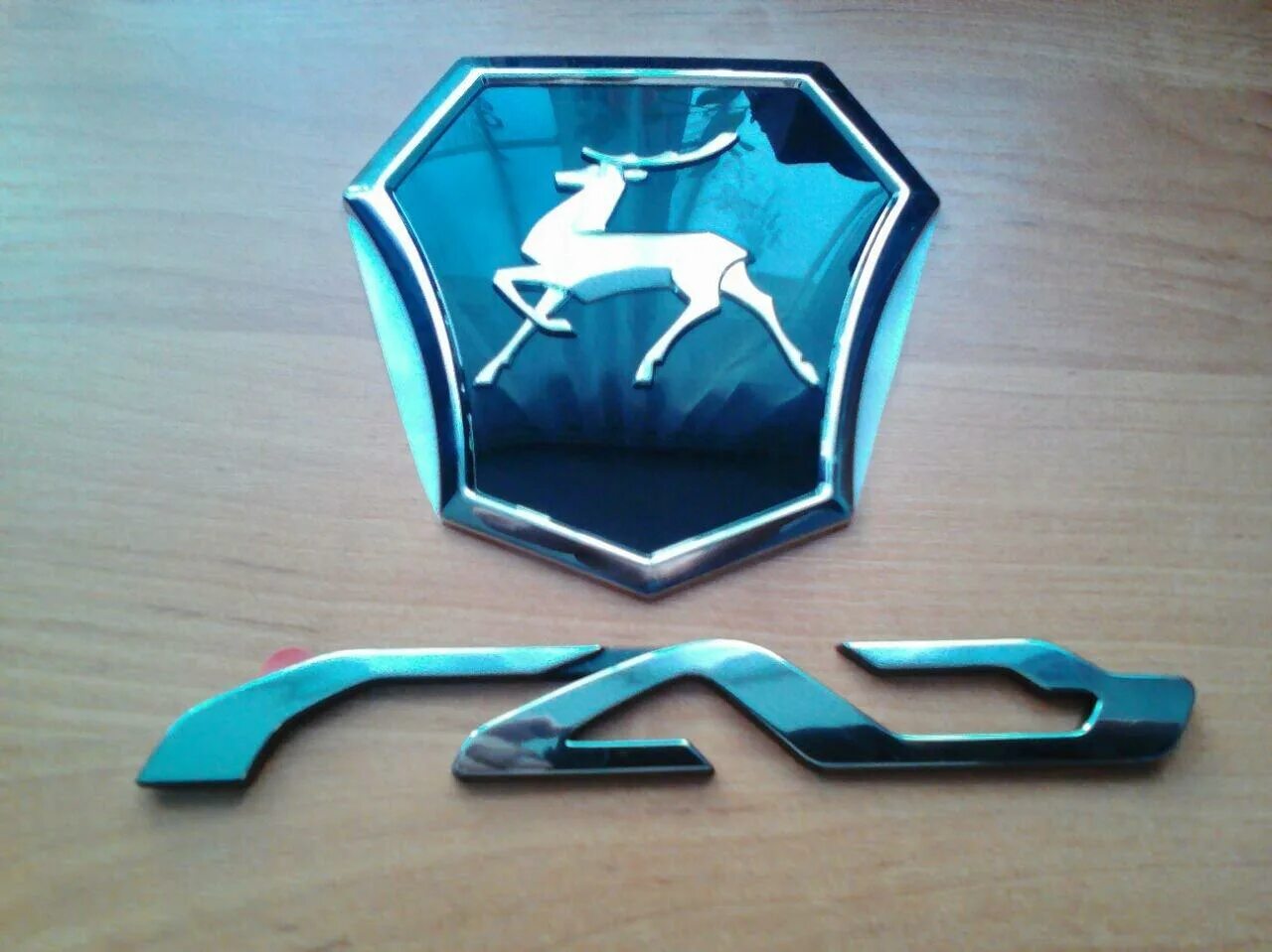 Шильдик газель. Автомобиль с эмблемой е. Эмблема решетки радиатора газель некст. Значок газ некст. Шильдик газель.