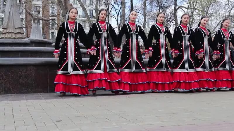Башкирский танец семь красавиц. Башкирский танец семь девушек. ете кыз танец. семь девушек легенда. башкирия национальные танцы.