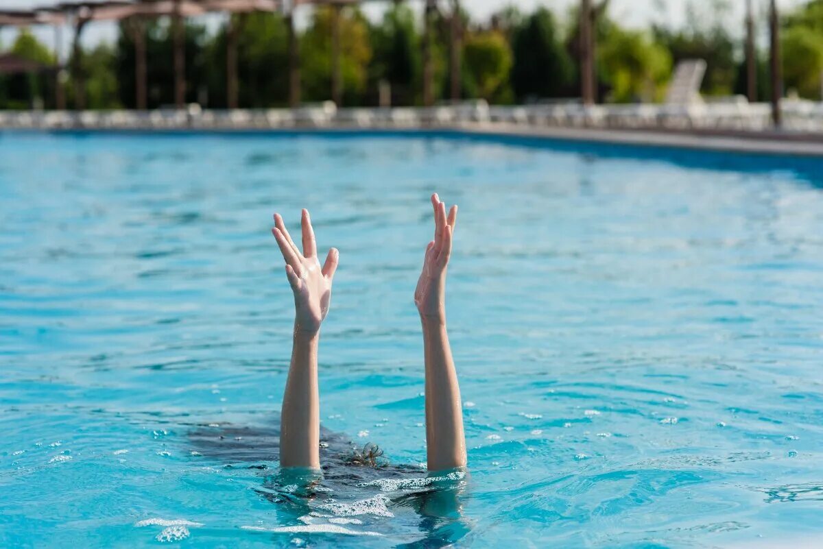 Девушки в бассейне руки вверх. Руки подняты наверх в бассейне. Woman Drown in Pool. Woman Drowning in Pool.