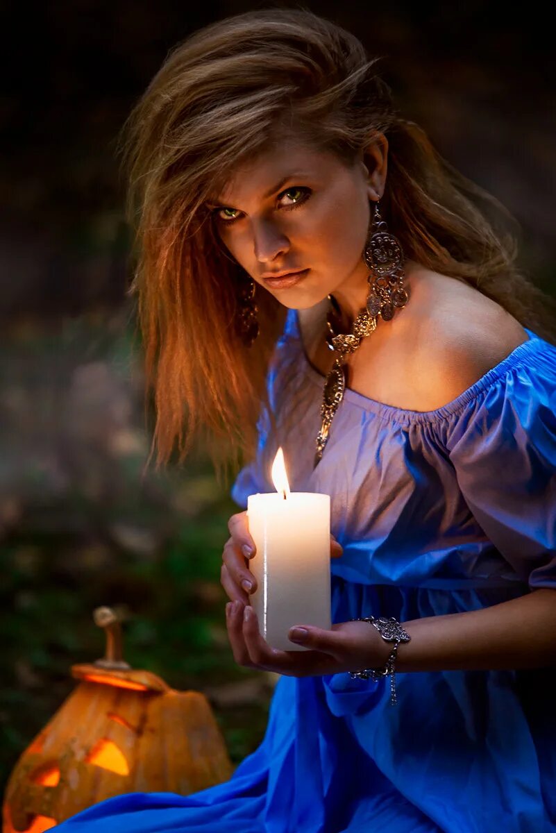 Фото женщин вечером. Фотосет со свечами. Подсвечник "девушка". Девушка со свечой. Свечи для женщин.