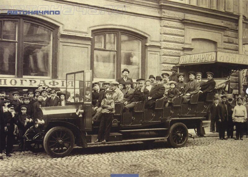 Первые автобусы спб. Первый Московский автобус 1907. Санкт-Петербург 1907 год. Автобус Даймлер 1907 год. Первый автобус в Москве 1922.