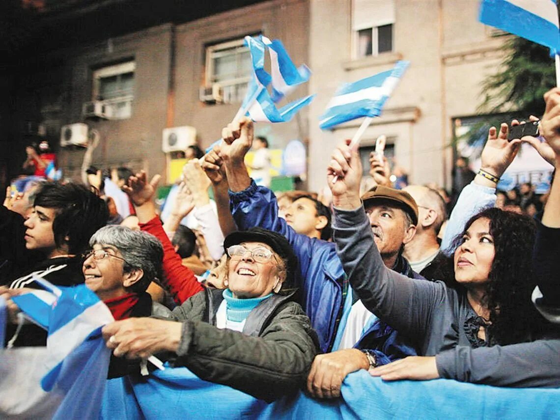 Аргентина люди. Какие аргентинцы. Какие аргентинцы. Аргентина люди. Фанаты аргентины.