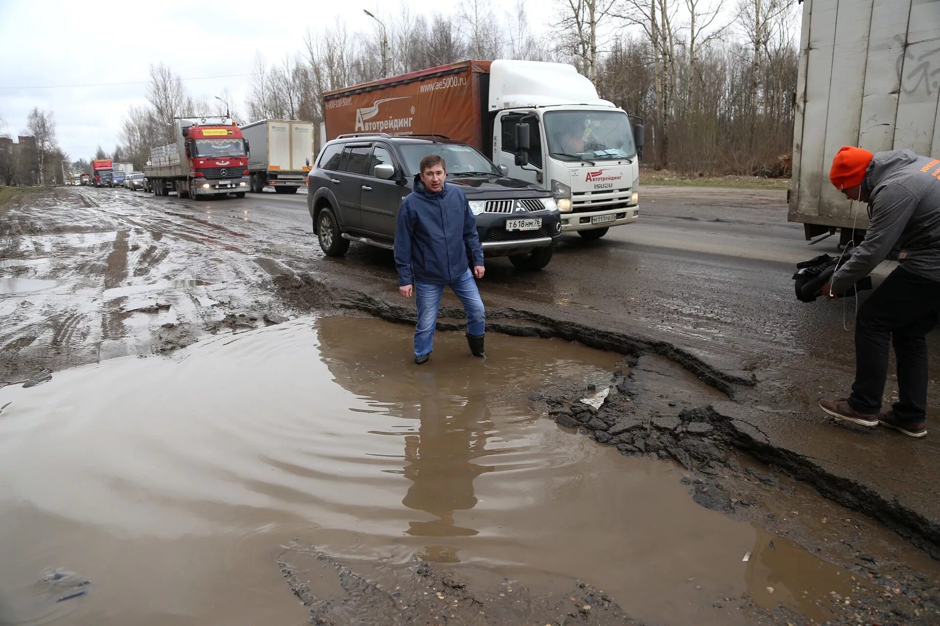 На дороге кроме того. Плохие дороги Ярославля. Плохая дорога. Российские дороги. Разбитые дороги России.