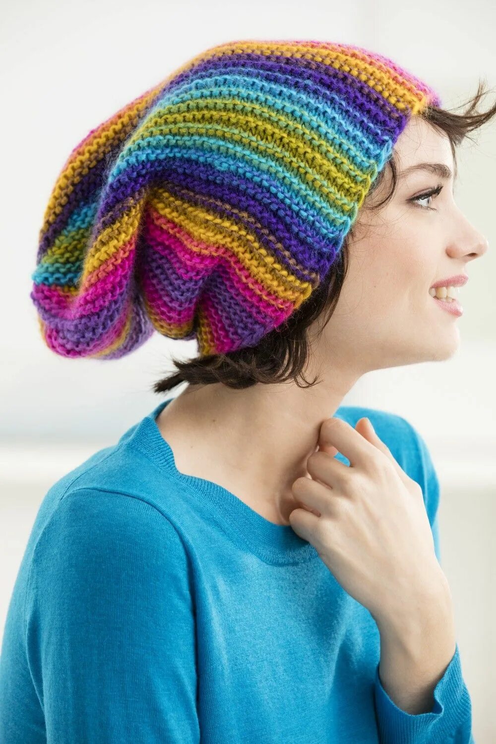 Hats knitting. Вязаная шапка бини. Шапка бини градиент. Шапка вязаная разноцветная. Шапка из разноцветной пряжи.