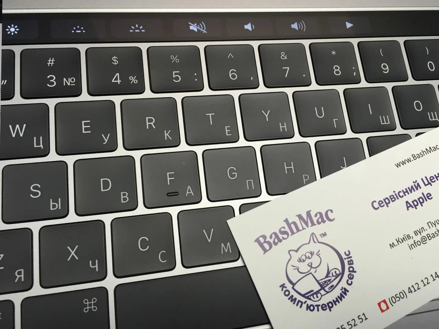 Гравировка клавиатуры MACBOOK Air m1. Гравировка клавиатуры на макбук АИР. Mac русская раскладка. Лазерная гравировка клавиатуры макбук. Неправильная раскладка