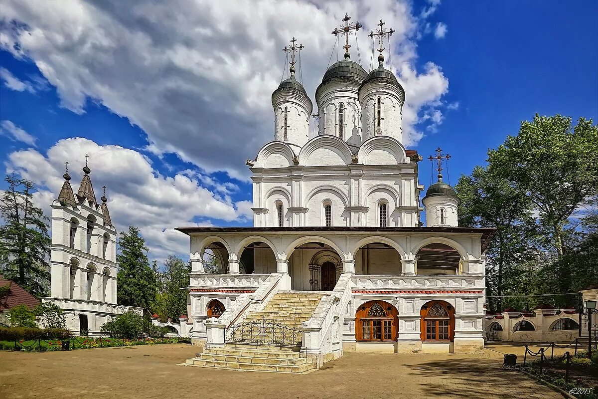 Музей усадьба большие вяземы. Большие вязёмы церковь спаса преображения. Большие вяземы храм преображения. Спасо-преображенская церковь вяземы. Преображенский храм большие вяземы.