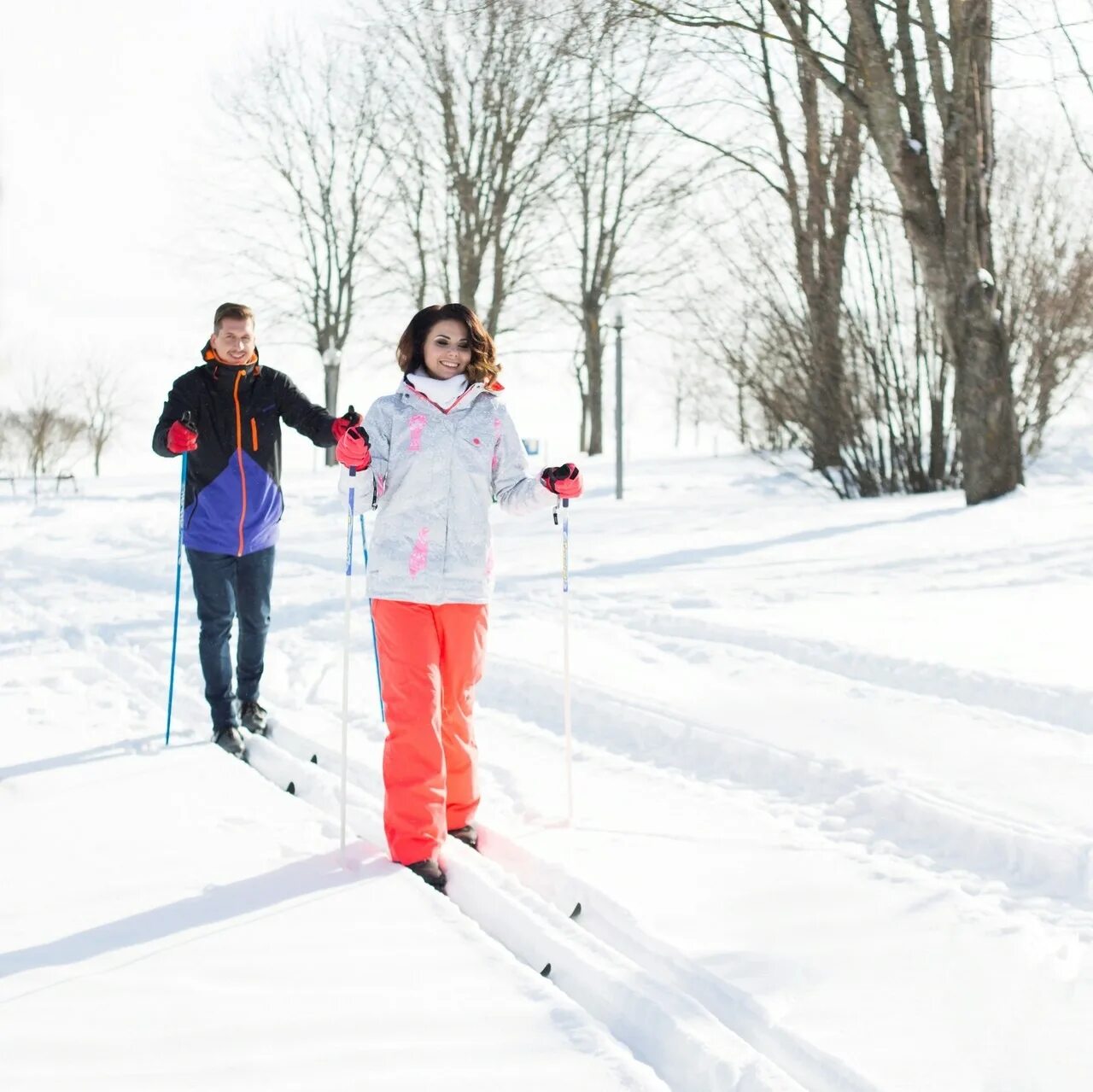 лыжник на лыжне. катание на беговых лыжах. минск лыжероллерная трасса. где покататься на лыжах в минске. прогулка на лыжах.