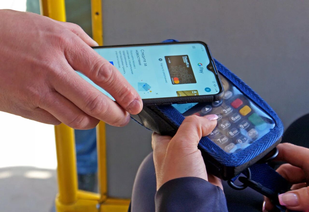 Как оплатить проезд в автобусе телефоном. Оплата в транспорте. бесконтактный терминал в автобусе. безналичная оплата в автобусах. бесконтактная оплата в автобусе.