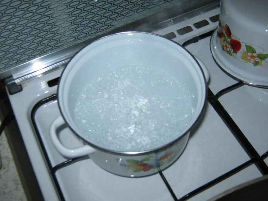 Кипящая кастрюля. Кастрюля с кипящей водой. Кипящая вода. Кипящая кастрюля. Закипевшая вода в кастрюле.