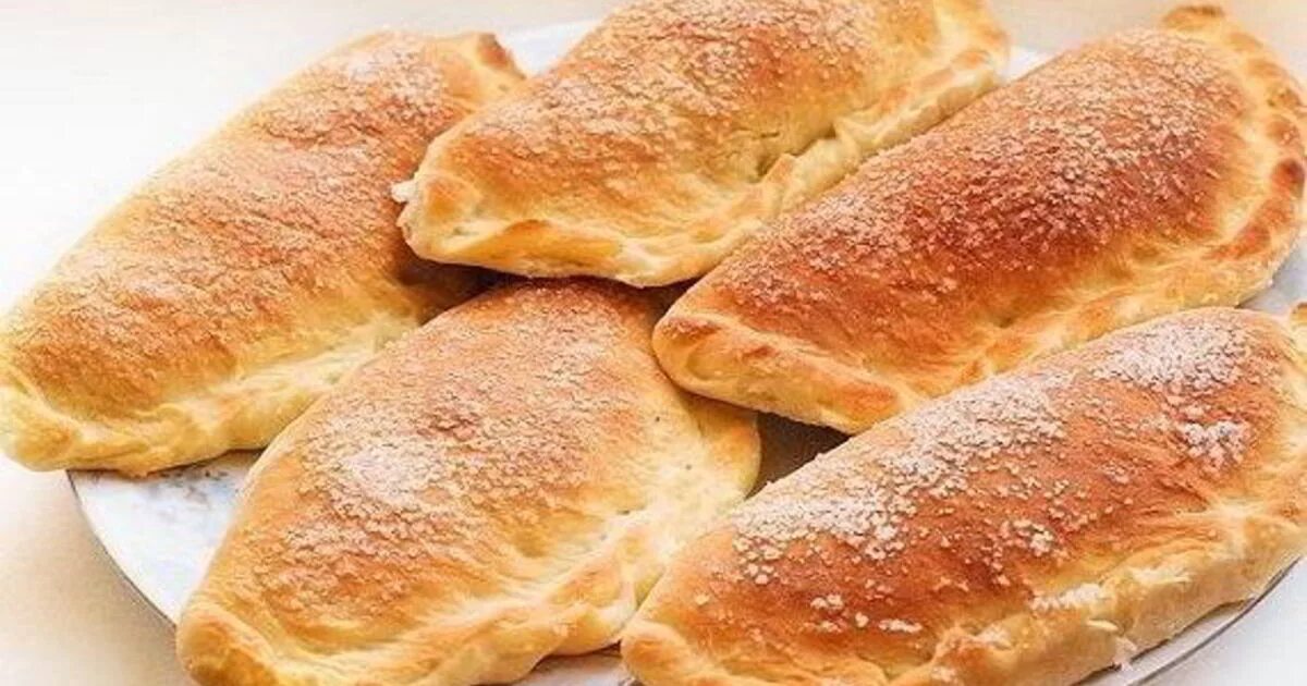 Булочкино с вареной сгущенкой. Пирожок с варёной сгущёнкой. Жареные пирожки со сгущенкой. Булочки с вареной сгущенкой. Булочка со сгущенкой.