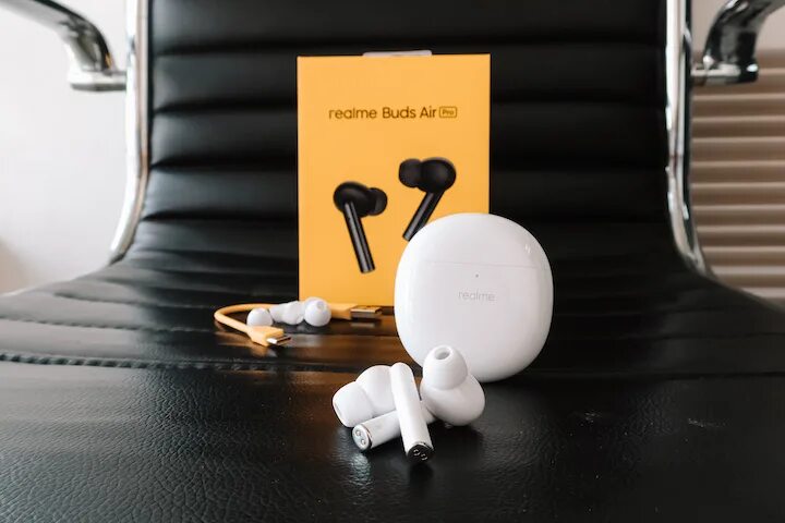 Наушники t100 tws. Realme Buds Air чехол. Наушники JBL c100 TWS (белый). Наушники TWS Buds Air 2 чехол. Наушники TWS Realme Buds Air 3 чехол.