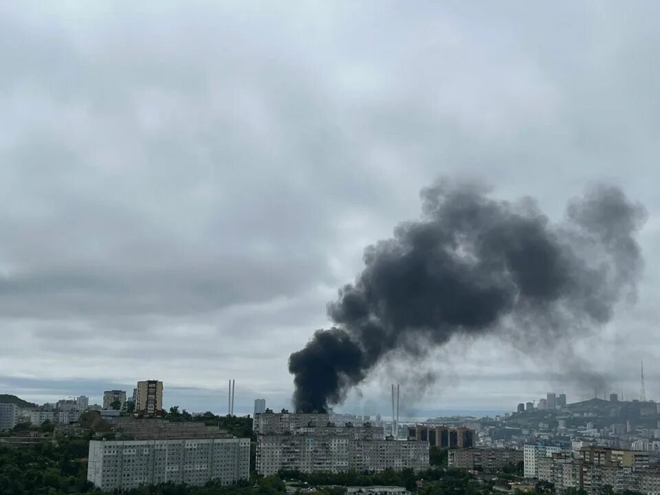 Черный дым в Москве. Густой черный дым. Пожар во Владивостоке 2006. Черный дым пожар. Черный дым сегодня