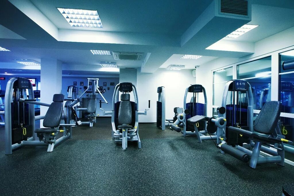 тренажерный клуб. фитнес клубы помесячно. тренажерный зал оранжевый. фитнес клуб манхэттен новодмитровская. фитнес залы.