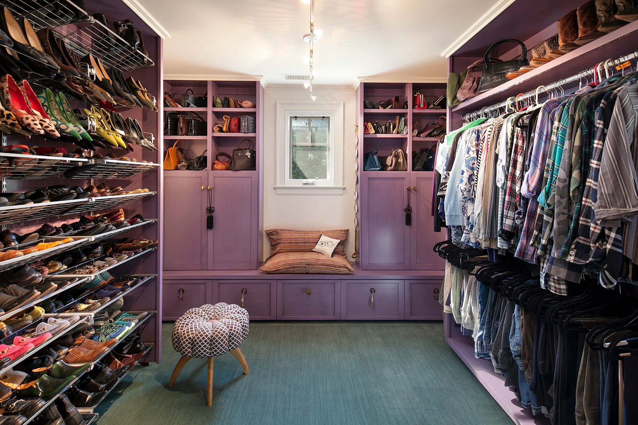Много одежды и обуви магазин. Женская гардеробная. Красивые гардеробные комнаты. Гардеробная с вещами.