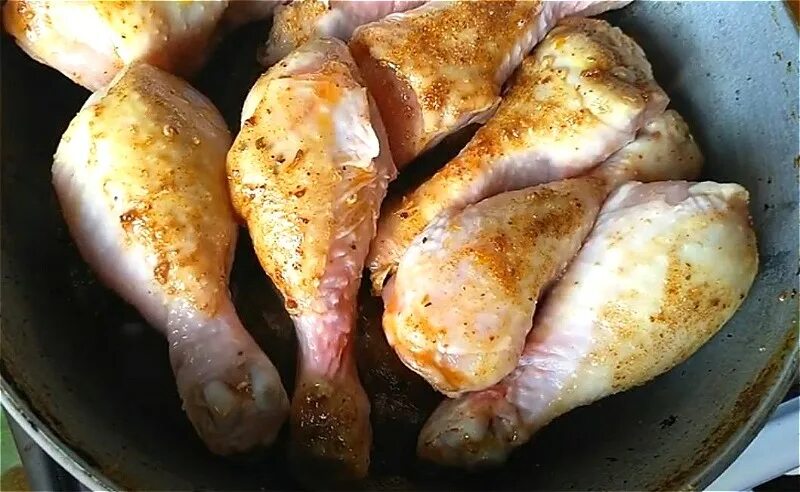 Вкусная голень курицы на сковороде. Куриные голени на сковороде. Куриные голени на сковороде с корочкой. Куриные ноги жареные на сковороде. Обжаренные куриные голени на сковороде.