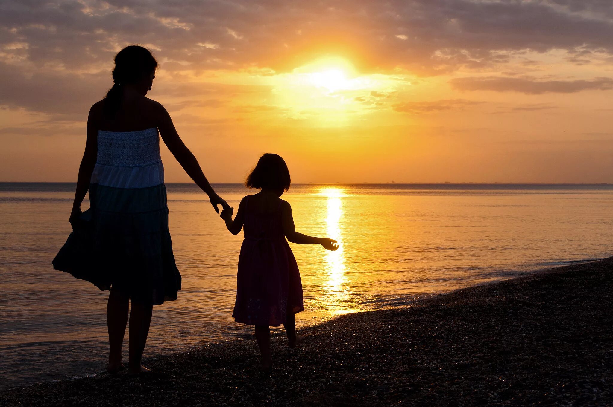 мама с двумя малышами. прогулка с мамой. дети на прогулке. дети на прогулке. уходит мама с дочерью.