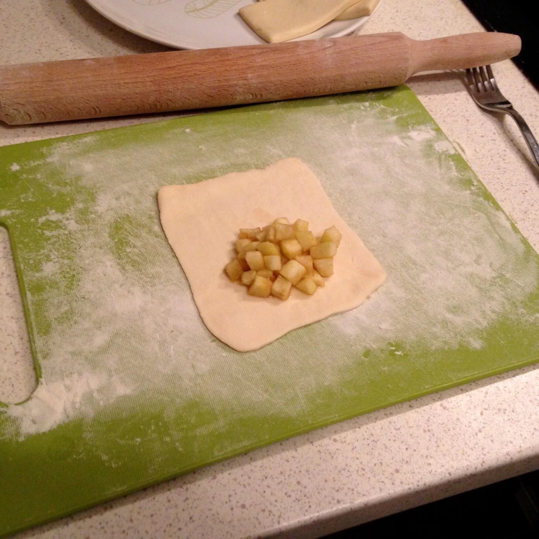 Как сделать из теста яблоко. Разрезать тесто. Тесто в пластинах. Кусочки яблока в слоеном тесте. Тесто нарезано на кусочки.
