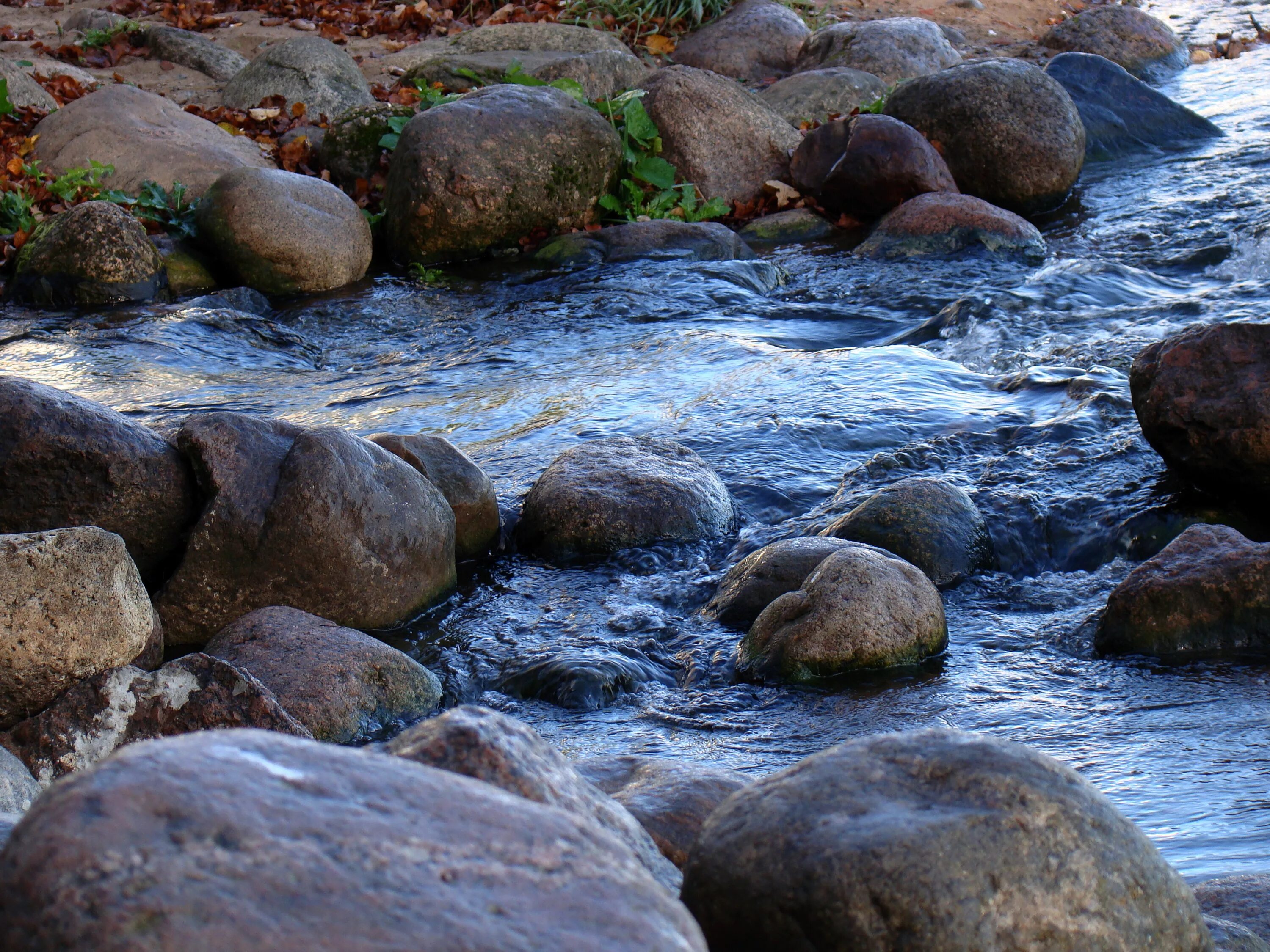 Река Убин. Валуны у реки. Каменный берег реки. Ручей с камнями.