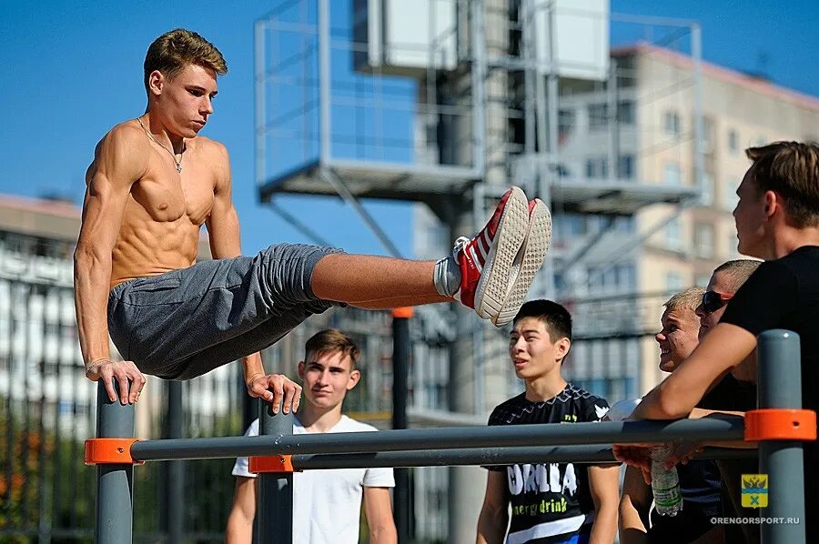 Подросток спортсмен. Подростки атлеты. Спортсмен в городе. Молодые спортсмены. Two sportsmen