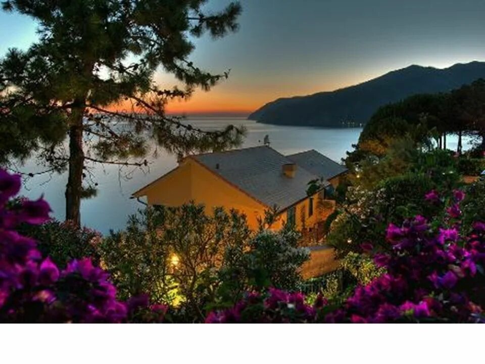 Вилла на берегу италии бибионе. Швейцарское шале на берегу цугского озера в предгорье альп. Горы домик озеро грузия. Дом в горах у моря. Вилла руффало италия.