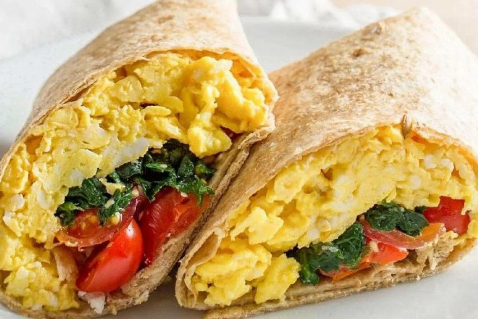 Завтрак в лаваше. Лаваш с омлетом и сыром. Омлет в лаваше на сковороде с сыром. Омлет в лаваше на сковороде. Яичница в лаваше на сковороде.