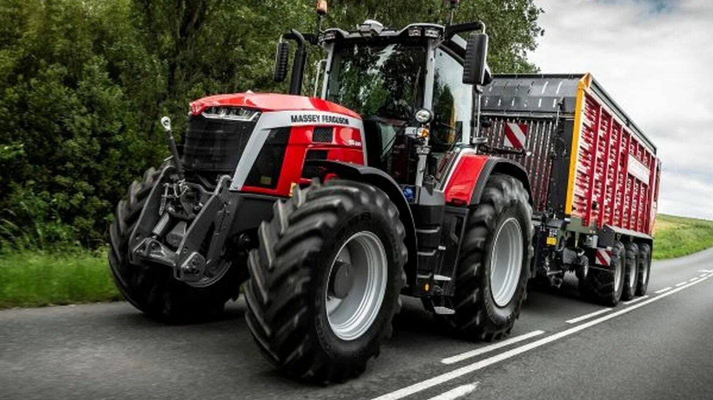 Лет трактор. Новогодняя открытка с трактором. Тракторы великой отечественной войны. Мтз-2 трактор. Massey ferguson 8s.