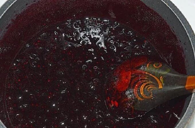 Пятиминутка из жимолости рецепт на зиму. Жимолость варенье пятиминутка. варенье из жимолости пятиминутка. варенье из жимолости фото. джем из жимолости.