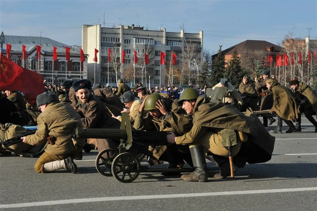 7 ноября 47. Парад 7 ноября 1941 года самара. парад памяти куйбышев самара. куйбышев парад памяти 7 ноября. самара парад на площади куйбышева 1941.