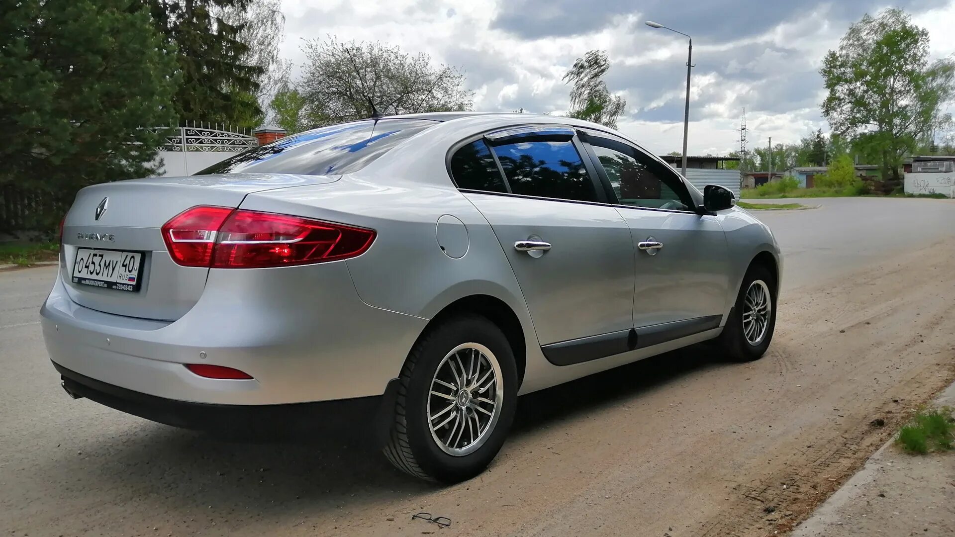 Renault fluence 1. Renault Fluence 1.6 МТ, 2011,. Renault Fluence 2011 колеса. Рено Флюенс серебро голубой 2010. Renault Fluence Серебряно голубой.