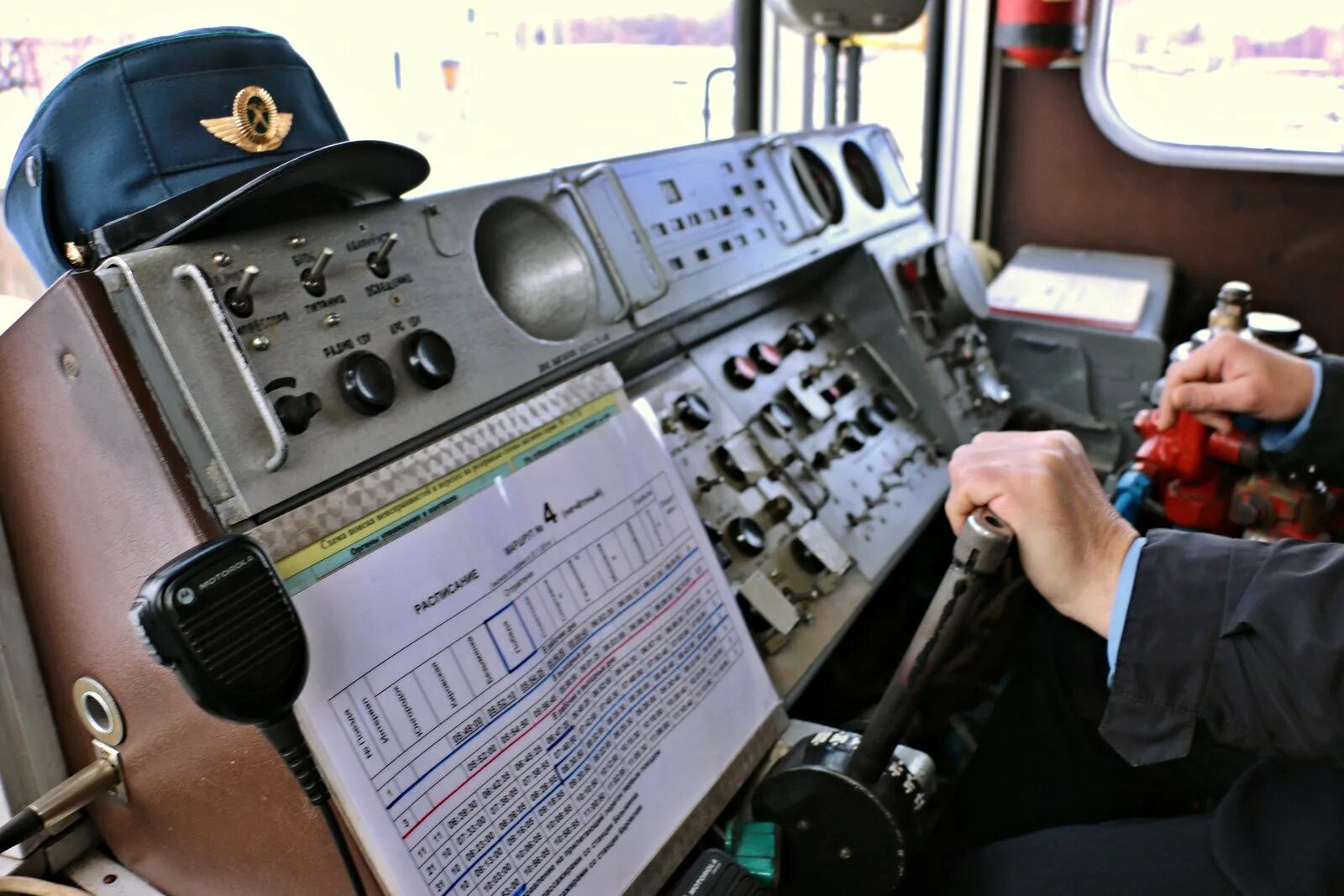 Зарплата помощников электровозов. Машинист Локомотива электровоза. Помощник машиниста электровоза тепловоза. Машинист тепловоза.