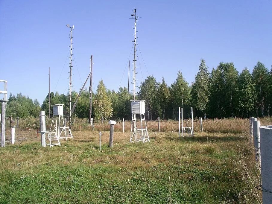 приборы на метеоплощадке. метеостанция. автоматическая метеорологическая станция. метеостанция на улице. дорожная метеостанция.