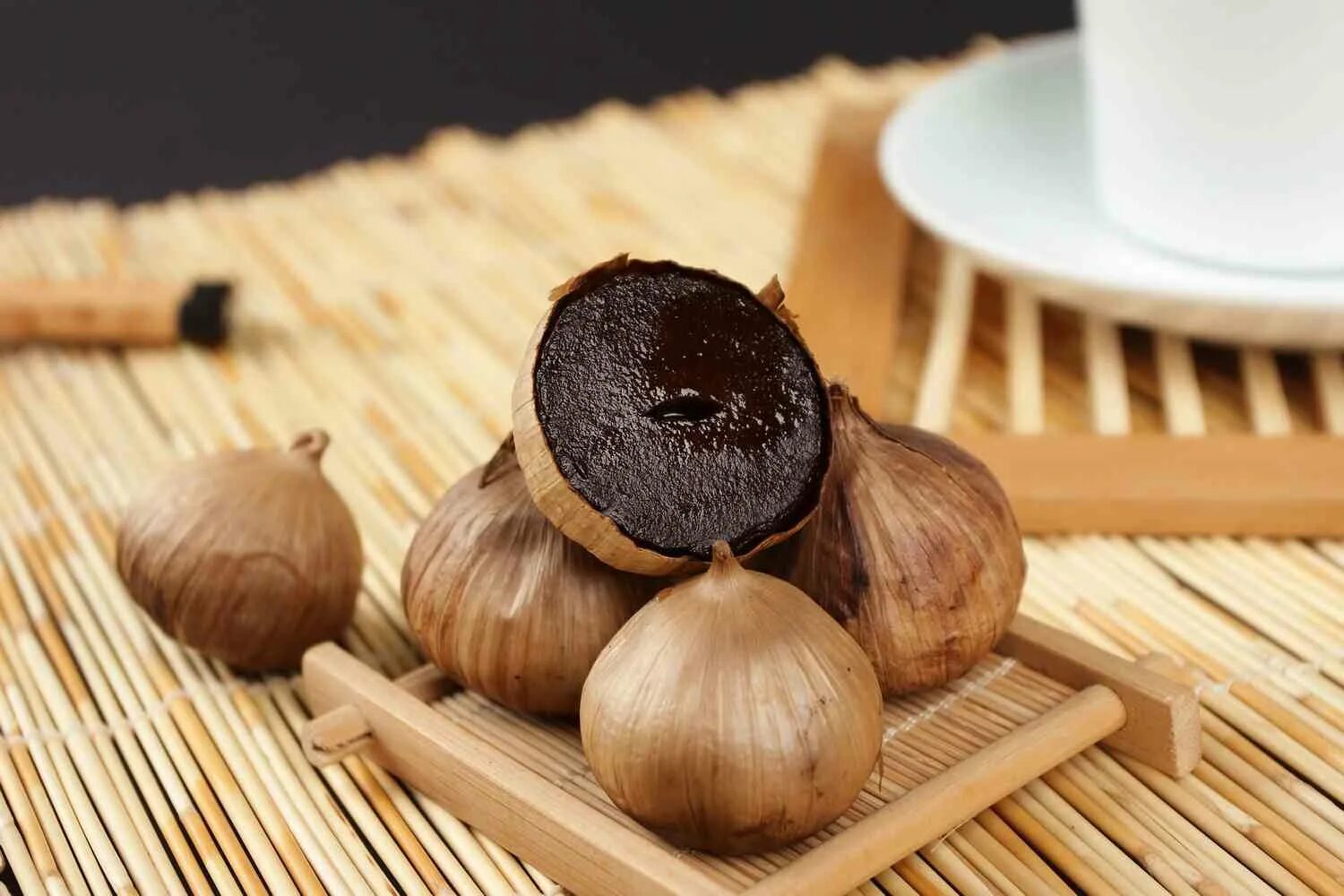 Чёрный чеснок Black garlic. Блэк Гарлик. Черный ферментированный чеснок. Чеснок домашний. Черный чеснок польза