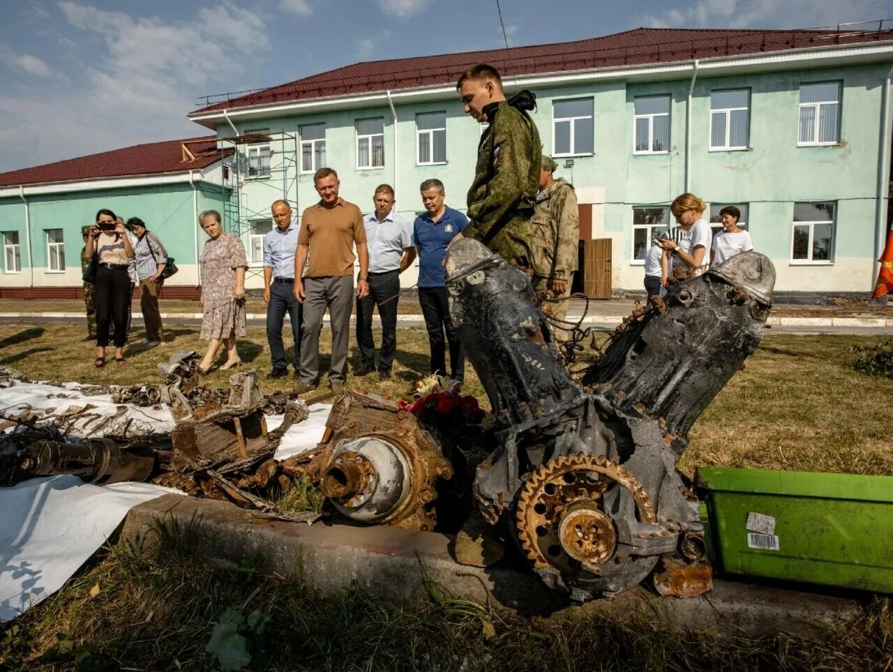 Последние новости в курске о войне. Монумент Курской битве Поныри губернатор. Поныри поисковый отряд. В селе. Мемориальный комплекс Курская дуга Курск.