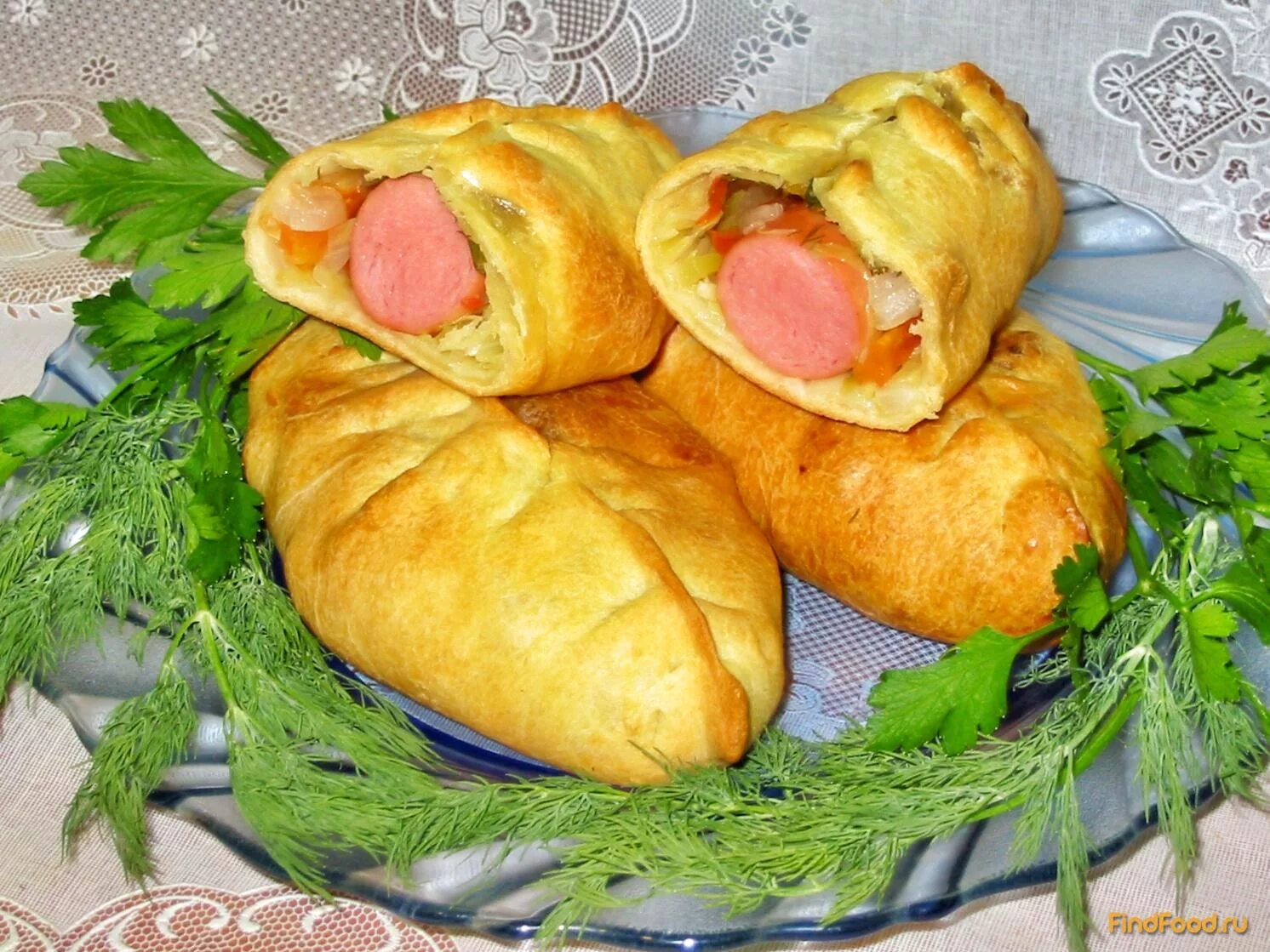 пирожки сосиска в тесте. пирожок с картофелем и сосиской.