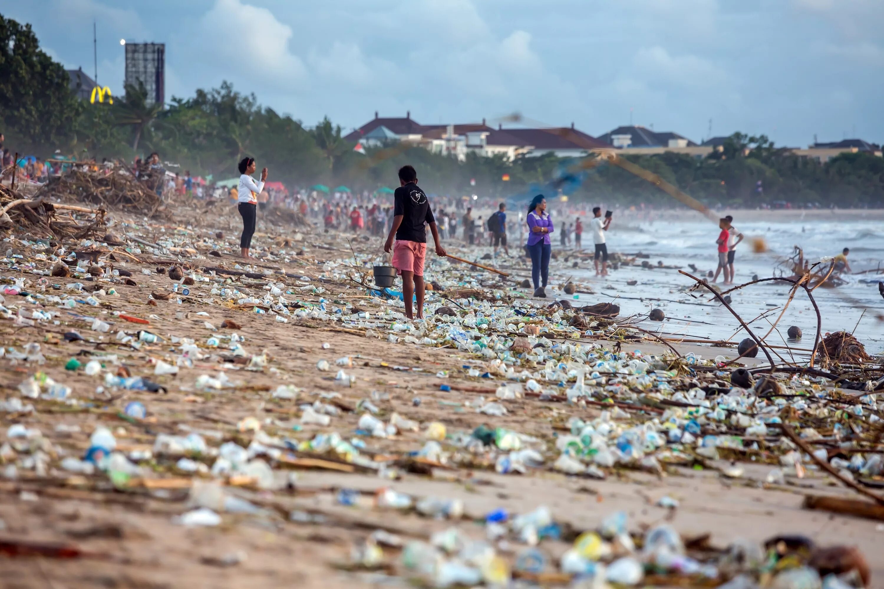Pollution pictures. Бали грязный океан. Река Цитарум Индонезия. Пластиковое загрязнение. Загрязнение пластиком.