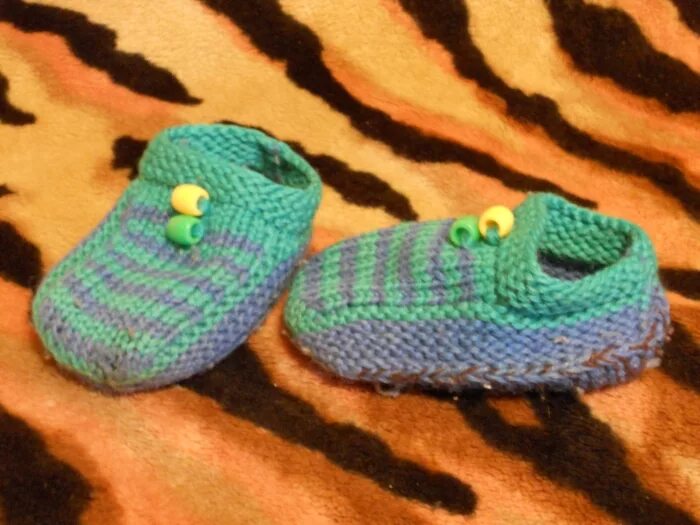 Вязаные пинетки для мальчика. Вязаные тапки для детей. Детские вязаные тапочки машинки. Тапки человек паук детские. Детские тапочки машинки.