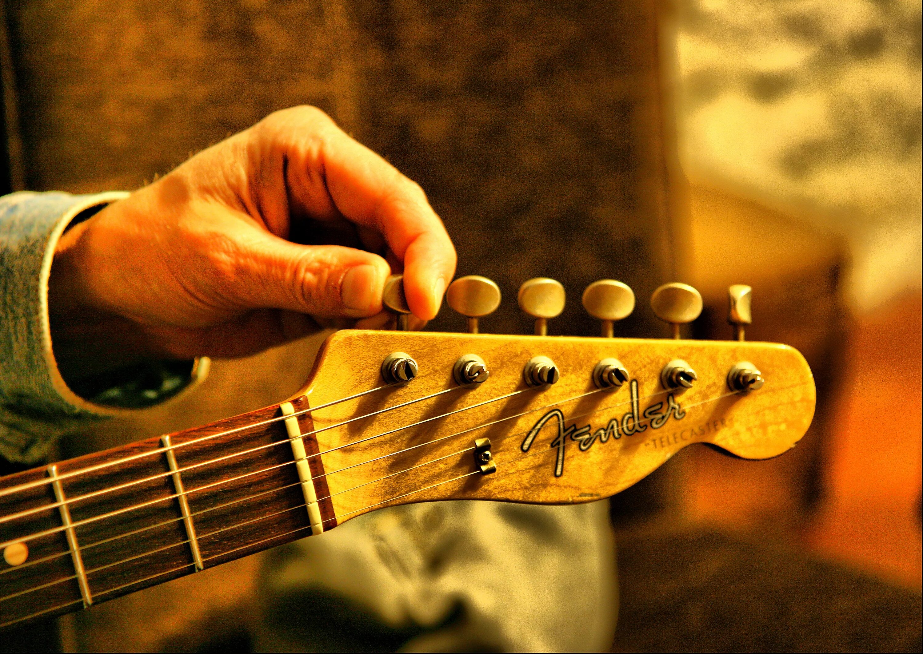 Гитарист виртуоз. Авторский ужин под звуки гитары. Звук гитары. Человек с гитарой. Хобби гитара.