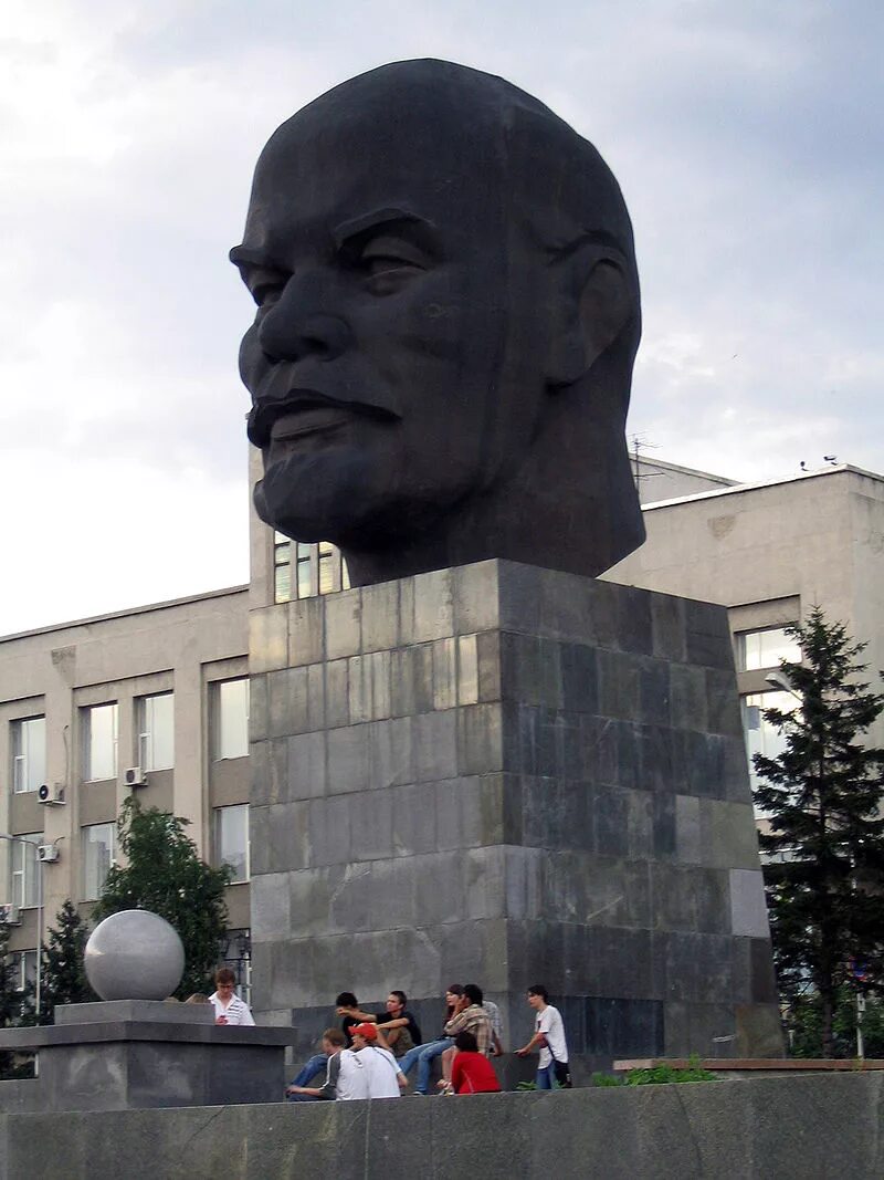 Ленин в улан. Памятник Ленину (Улан-Удэ). Памятник голова Ленина в Улан-Удэ. Статуя головы Ленина в Улан Удэ. Голову Владимира Ильича Ленина в Улан Удэ.