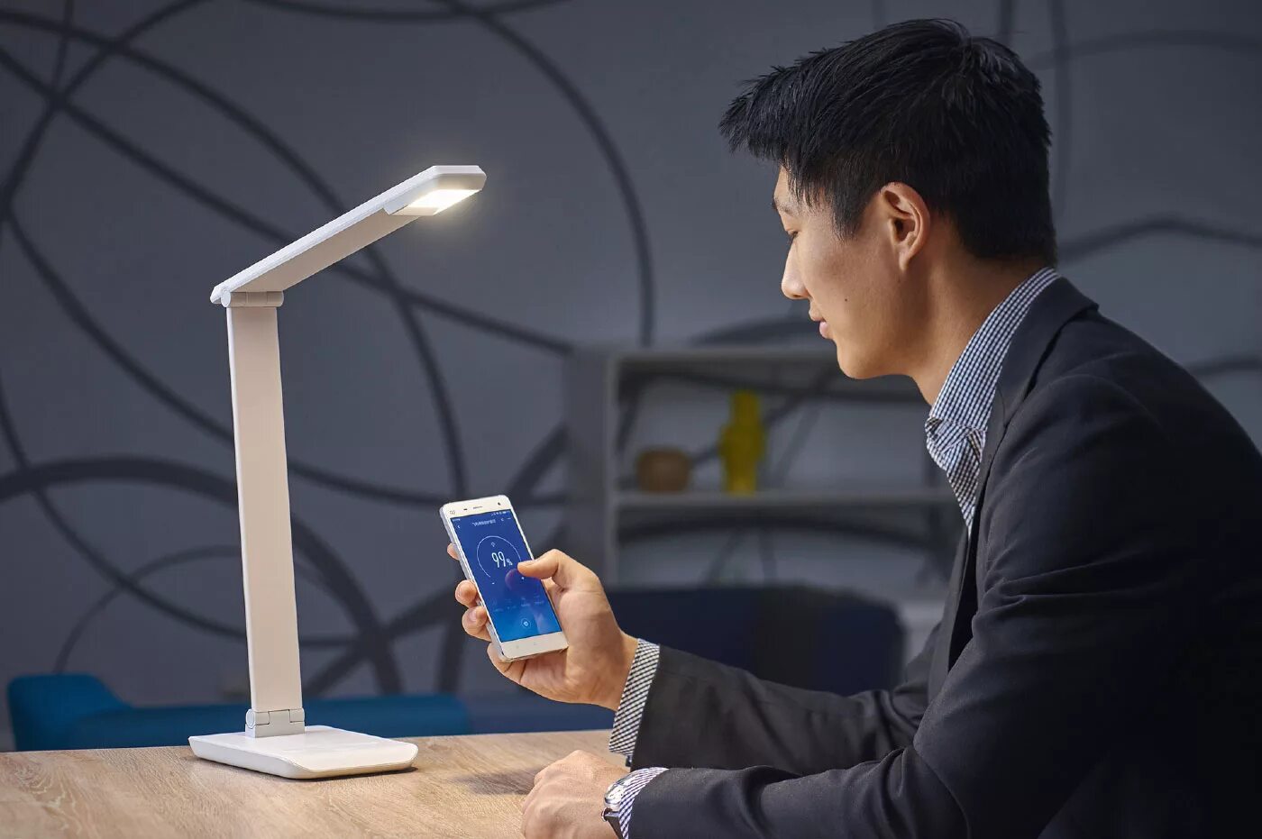 Light tune. Лампа Сяоми настольная умная. Напольный светильник Xiaomi. Умные лампы за монитором вертикальные. Philips Consumer Luminaires.