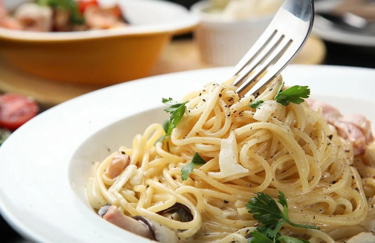 Картофель карбонара. Итальянка с пастой карбонара. Спагетти карбонара в сковороде. Рецепт карбонары со спагетти