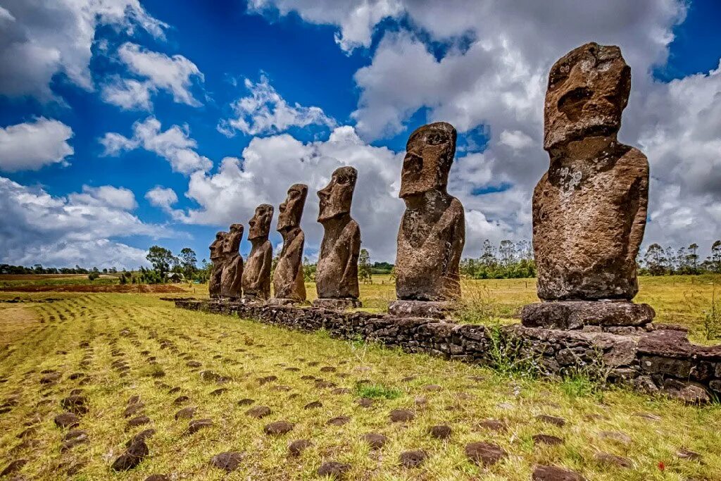 Где находятся идолы. Каменные истуканы острова Пасхи. Остров Пасхи статуи. Остров Пасхи статуи Моаи. Идолы острова Пасхи.