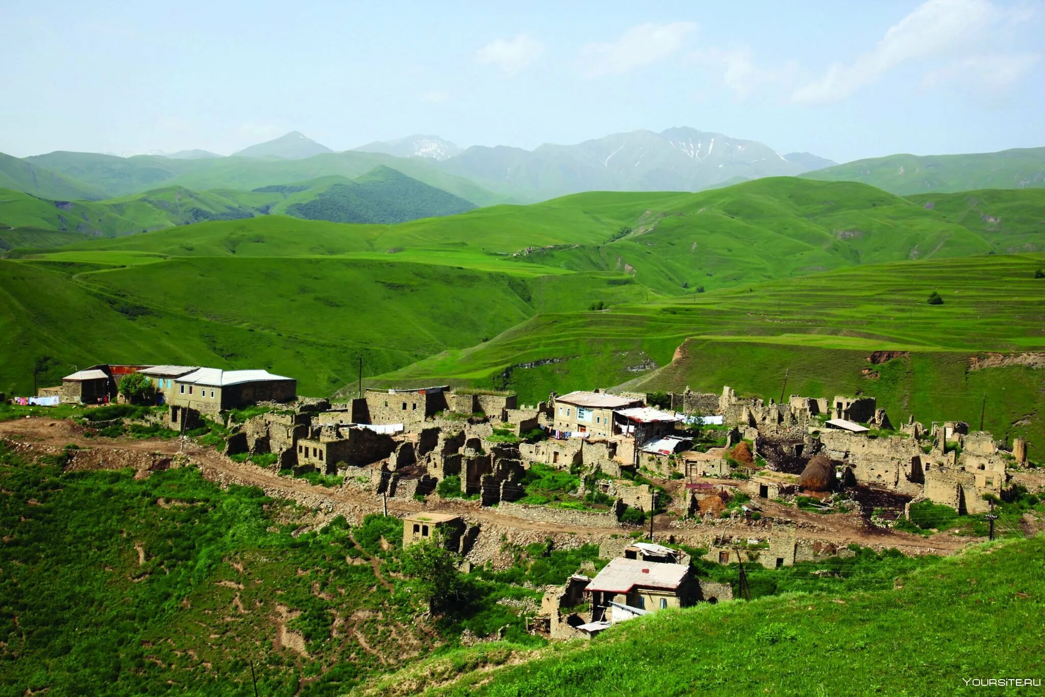 Село-призрак гамсутль. Аул гуниб в дагестане. Центральная джума-мечеть махачкала. Село кубачи дагестан. Е в дагестане.
